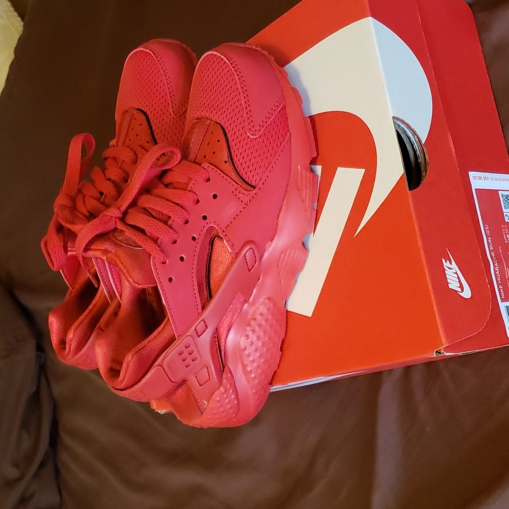 Kids red Nike Huarache size 3.5